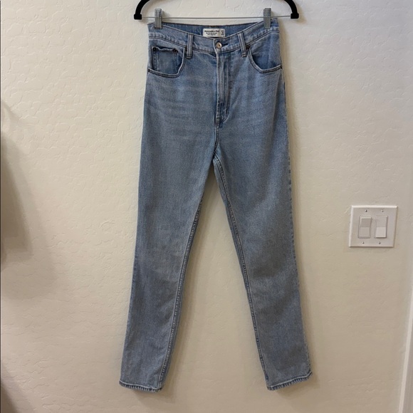 Abercrombie & Fitch Light Wash 90s Slim Straight Ultra High Rise Jeans Size 27/4 - Picture 1 of 4